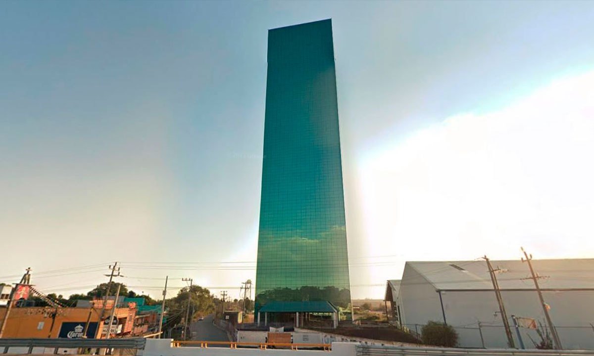 Este es dueño del misterioso rascacielos solitario en la México-Puebla