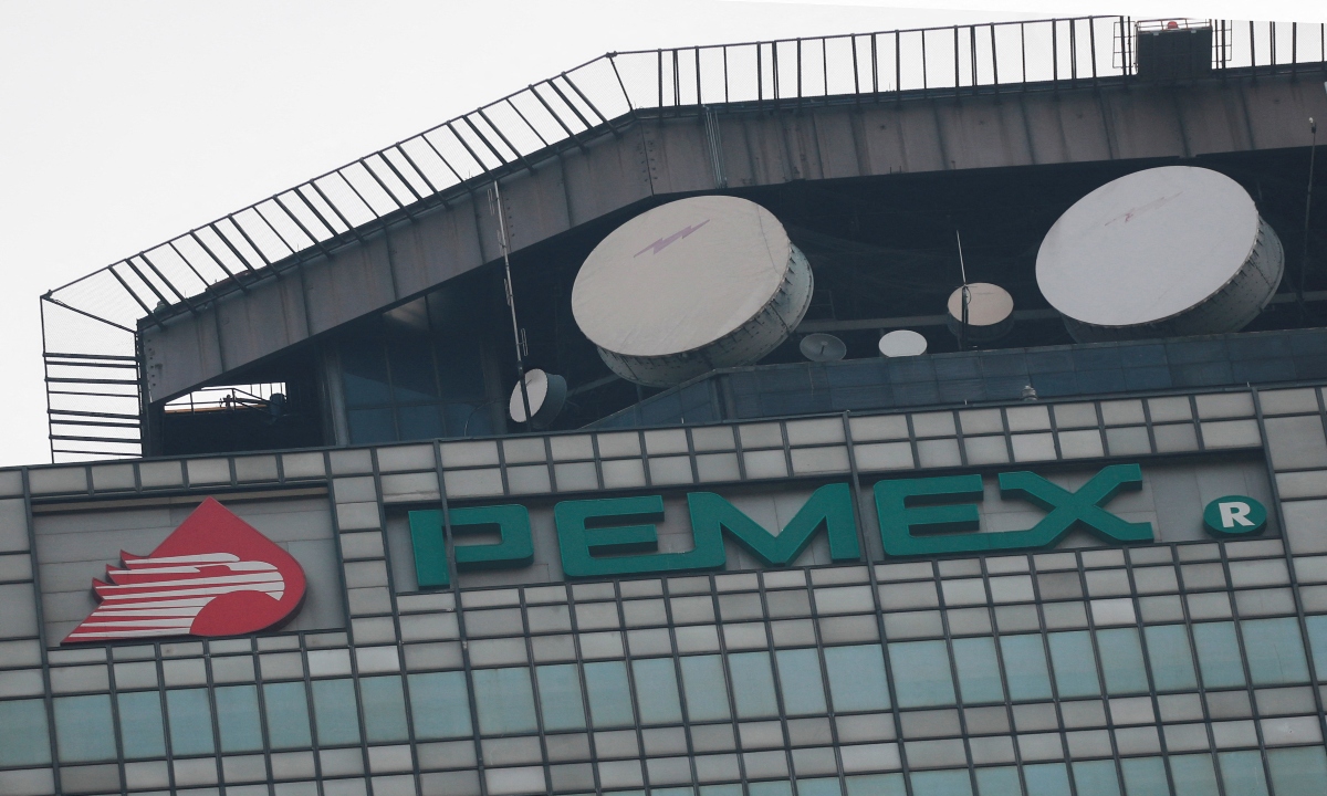 Pemex suspende operaciones de terminal en Campeche por fuga