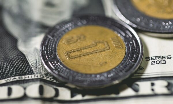 Peso se deprecia 0.35% frente al dólar este martes y borra sus ganancias de la jornada previa