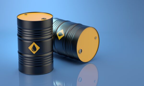 Petróleo cae alrededor de 2% ante la rebaja en la calificación de EU y pese a la reducción de inventarios