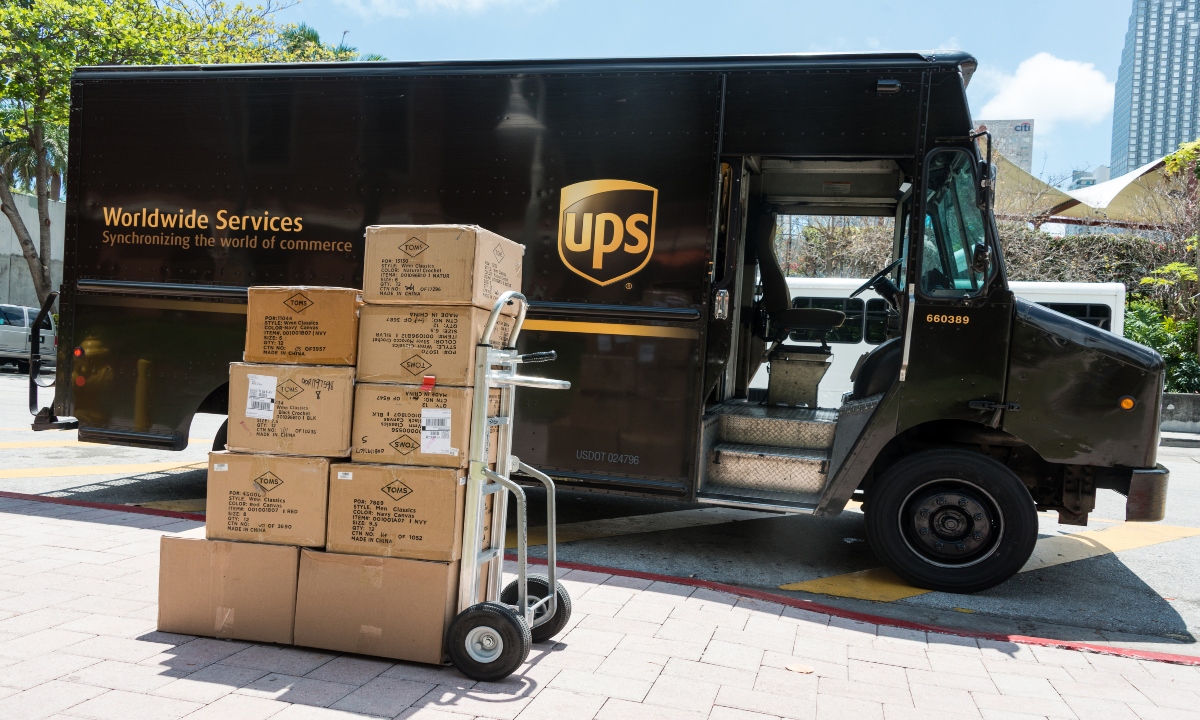 UPS disminuye los pronósticos de ingresos para 2023, mientras la agitación laboral reduce los envíos
