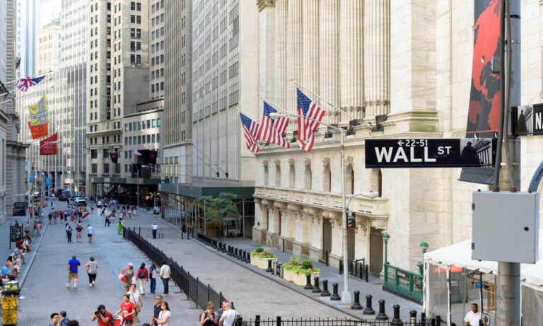 Wall Street cae ante la rebaja de la calificación crediticia de EU; S&P 500 tiene su peor día desde abril