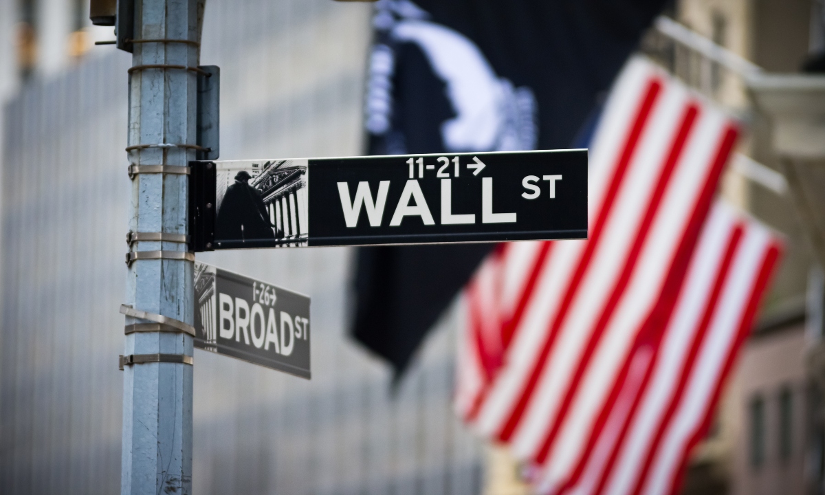 Wall Street cierra en rojo tras las rebajas de Moody’s a calificaciones crediticias en el sector bancario