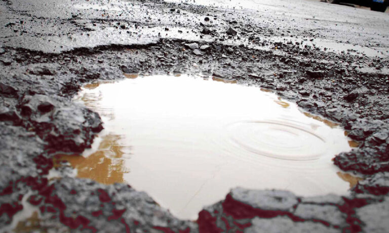 Baches y embotellamientos, principales problemáticas en las ciudades de México