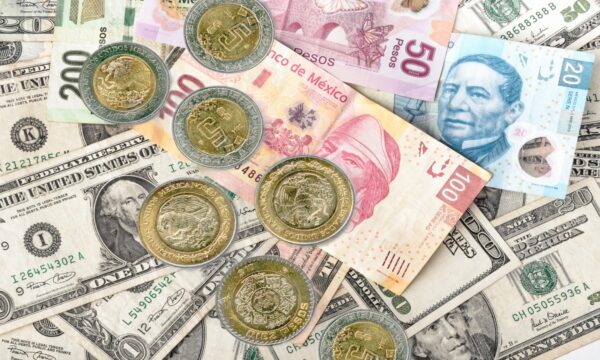 Peso gana este viernes, pero no le alcanza para frenar una caída semanal de 2.43%, la peor desde marzo