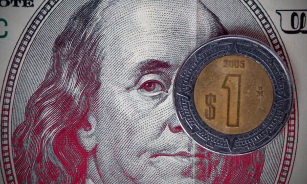 Peso recibe impulso de la economía de EU y corta racha negativa de tres jornadas
