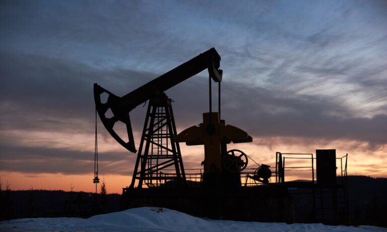 Petróleo sube más de 1% tras discurso de Powell, pero acumula dos semanas consecutivas con pérdidas