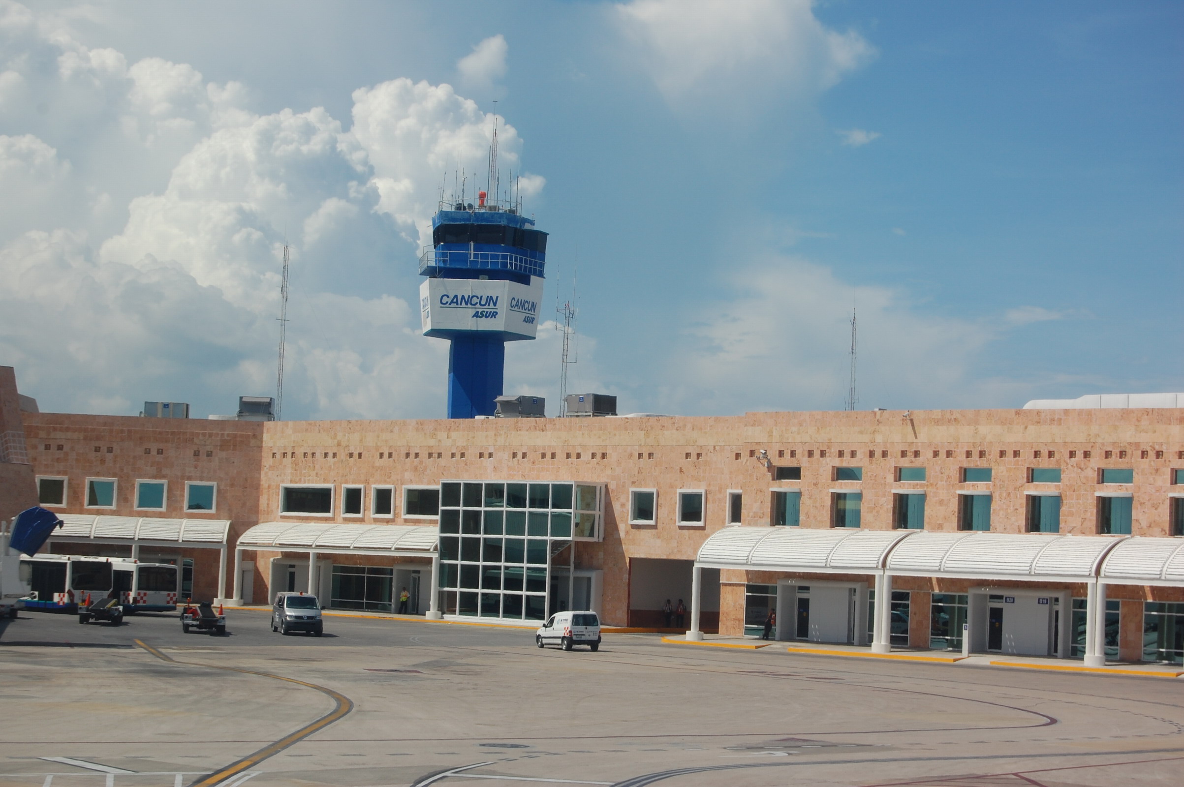 ¿Los aeropuertos de México tienen dueño? Este hombre es propietario de Grupo Aeroportuario del Sureste