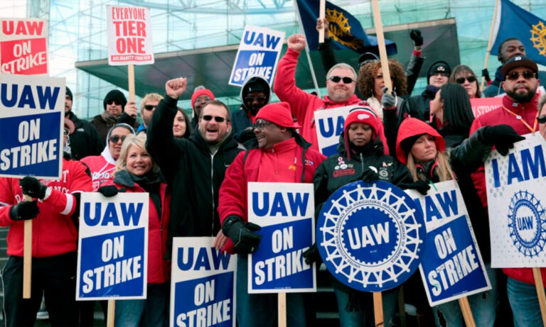 UAW inicia su primera huelga simultánea en tres fábricas propiedad de GM, Ford y Stellantis