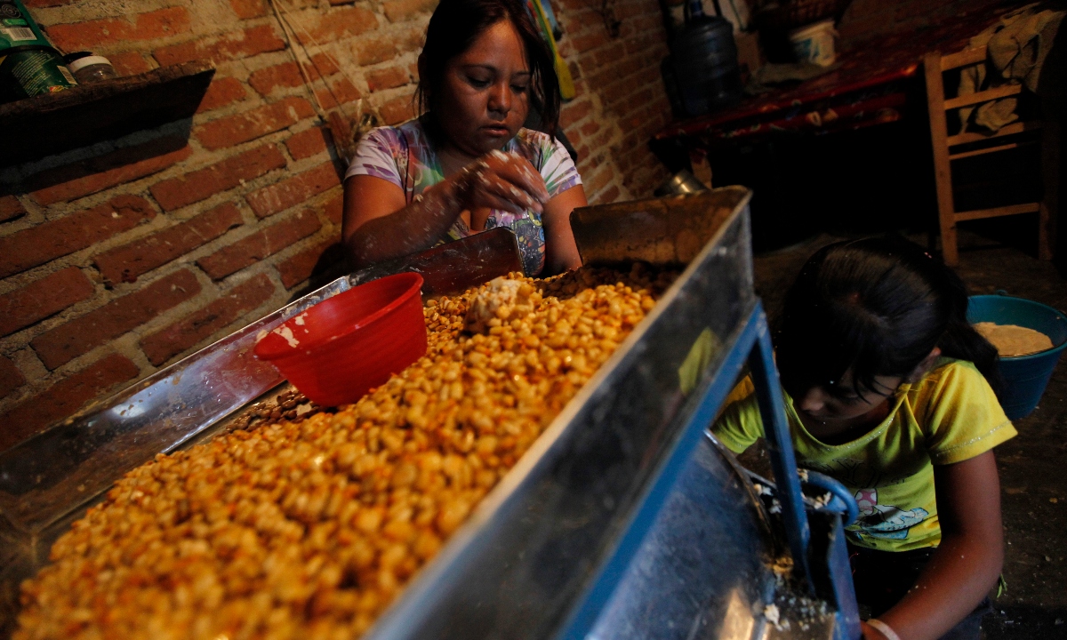 Pobreza laboral en México ‘irrumpe’ con mayor fuerza entre los trabajadores menores de edad