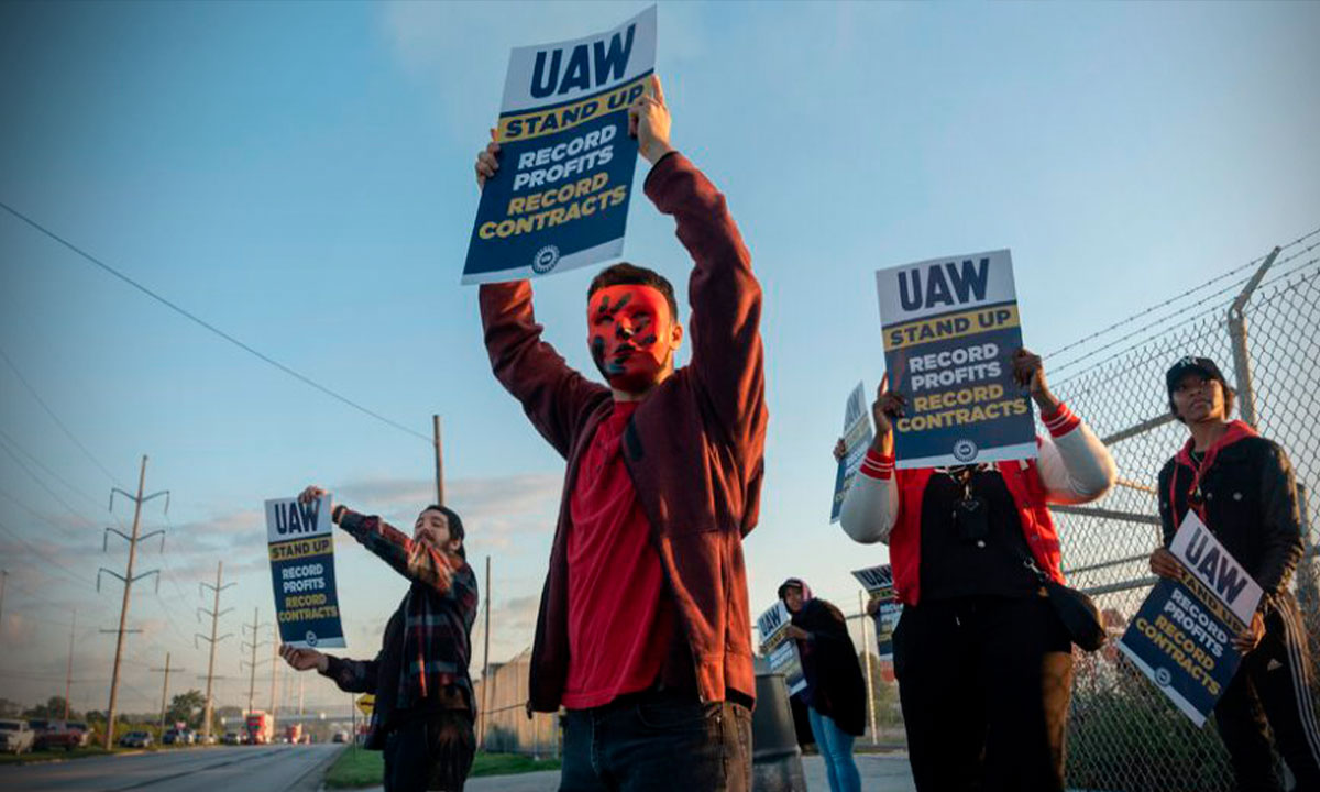 UAW busca concluir la huelga contra las automotrices con un aumento salarial de 30%