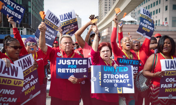 UAW extiende su huelga a planta que fabrica repuestos de Mercedes Benz