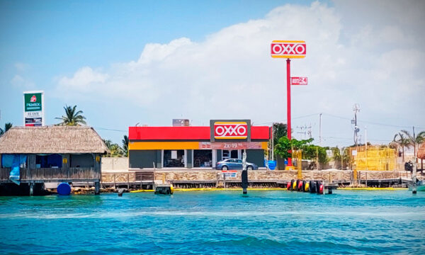 Este es el Oxxo con vista al mar que puedes visitar en la playa de Puerto Vallarta