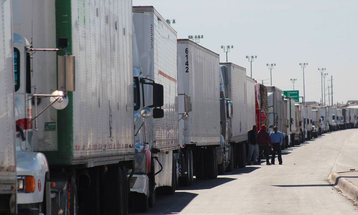 Crisis migratoria en la frontera México-EU paraliza a transportistas; se frenan exportaciones por 1,215 mdd