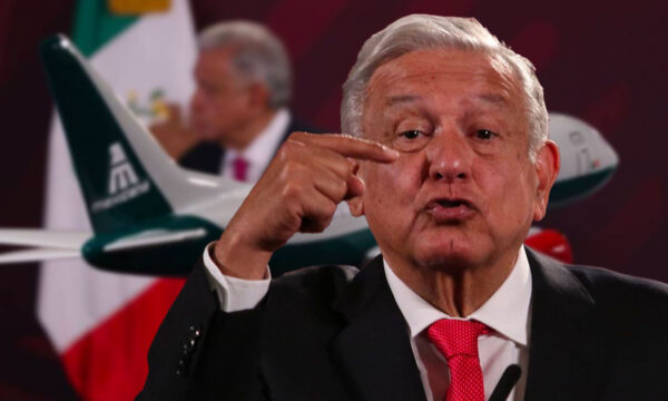 AMLO descarta por ahora que Mexicana de Aviación vuele a Estados Unidos 