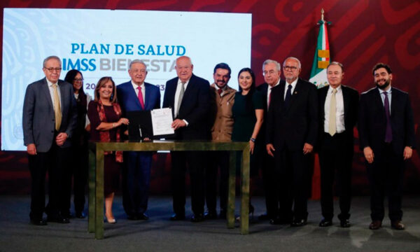 AMLO y gobernadores firman acuerdo para federalizar al IMSS Bienestar; inversión será de 18,915 mdp