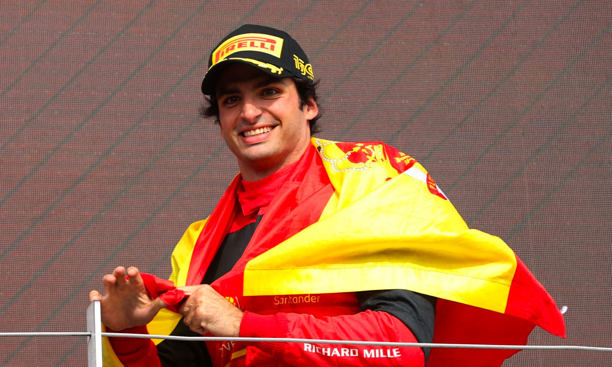 ¿A cuánto asciende la fortuna de Carlos Sainz, piloto de Ferrari en la F1?