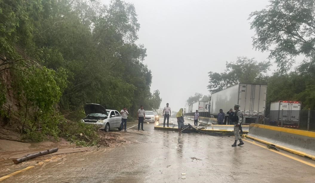 Huracán Otis autopista