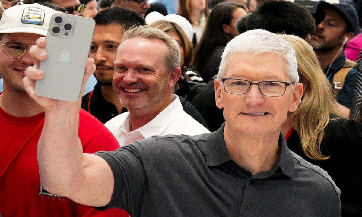 Tim Cook, CEO de Apple, realiza visita sorpresa a la fábrica de la compañía en China