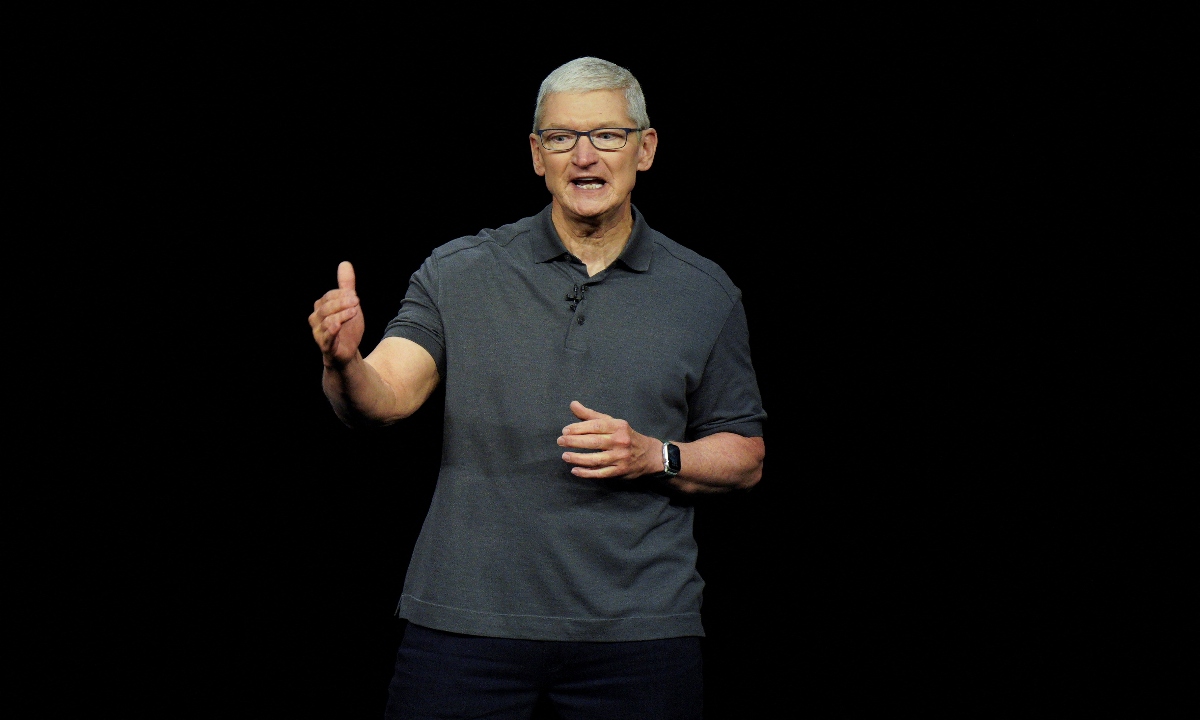 Tim Cook, CEO de Apple, gana 41.5 mdd con la venta de acciones; fue su mayor transacción en 2 años