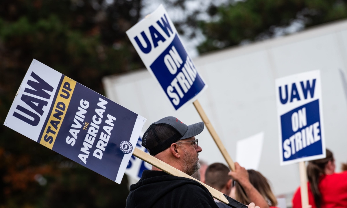 Trabajadores del UAW y Mack Trucks llegan a un acuerdo para evitar huelga