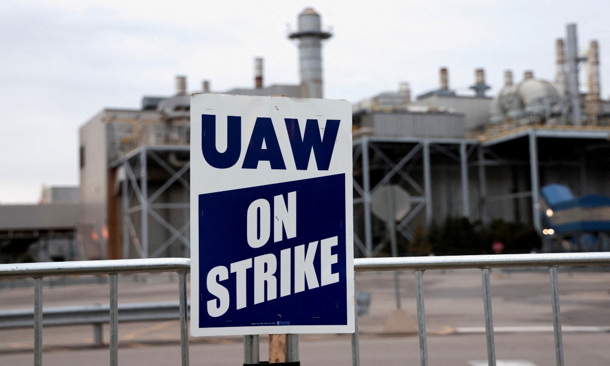 UAW llega a un acuerdo tentativo con Stellantis, pero amplía la huelga automotriz en GM