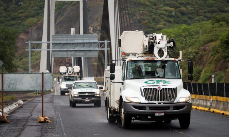 Huracán Otis colapsa torres de CFE en Guerrero; se complica el restablecimiento de la electricidad