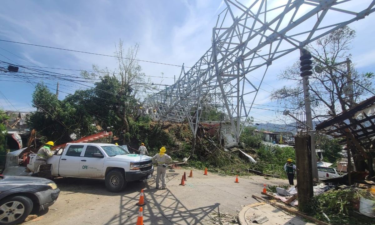 CFE restablece suministro eléctrico a 50% de los afectados por el huracán Otis