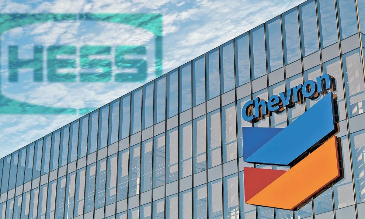 Chevron se expande en la industria petrolera de EU: compra a Hess por 53,000 mdd