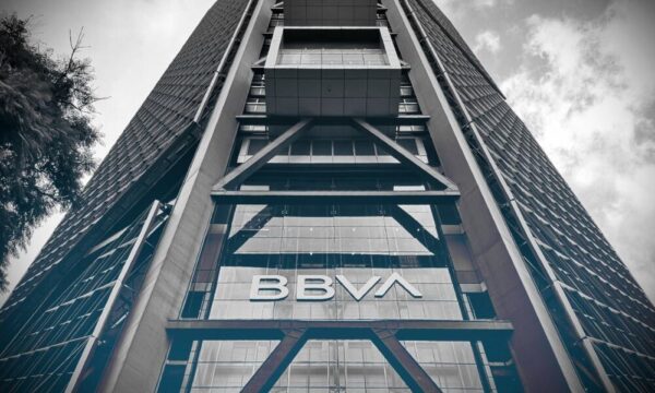 Ganancias de BBVA caen 0.9% en el 3T23 por saneamiento de cartera y siniestralidad en seguros