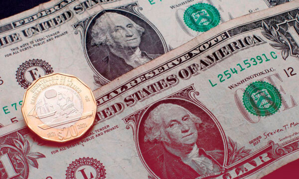 Peso se deprecia al cierre y borra parte de sus ganancias de la jornada previa