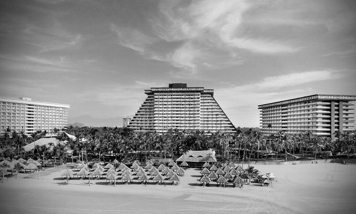 ¿Cuándo se construyó el Hotel Princess Acapulco, destruido por Otis?