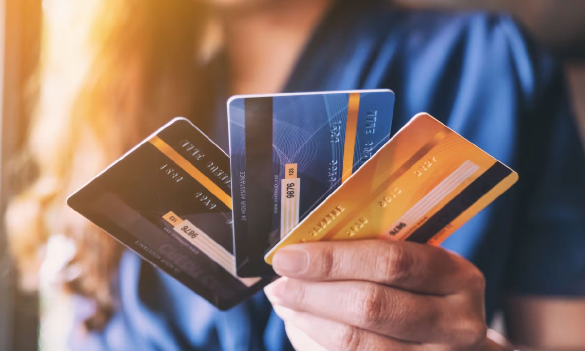 ¿Cuánto se paga por una tarjeta de débito? Costos, requisitos y comisiones