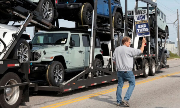 UAW lanza iniciativa para organizar a todos los trabajadores automotrices de EU