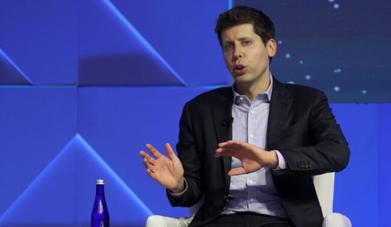 Microsoft y otros inversionistas apremian a OpenAI para reinstalar a Sam Altman como CEO