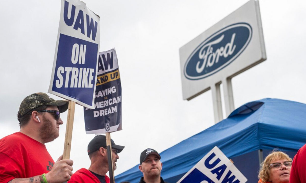 Ford y UAW ratifican acuerdo laboral con el que finaliza la huelga automotriz en Estados Unidos