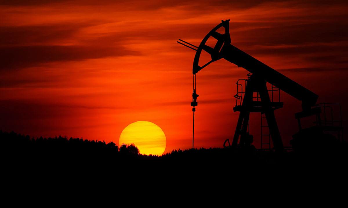 Petróleo cae al cierre ante gran acumulación de reservas de crudo en EU
