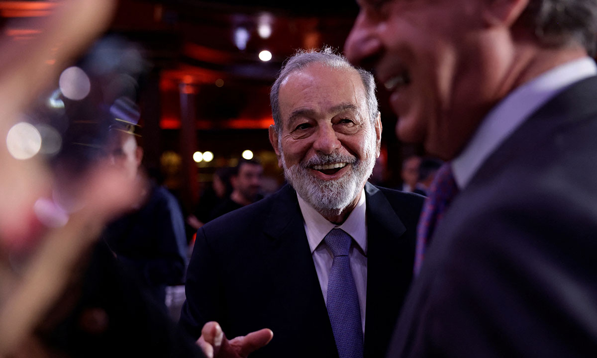 ¿Quiénes acompañaron a Carlos Slim a recibir el premio que le otorgó el rey de España?