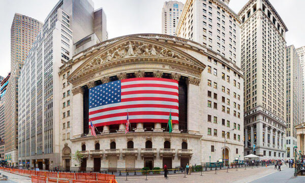 Wall Street se pinta de rojo ante expectativas de que la Fed mantenga alta la tasa de interés