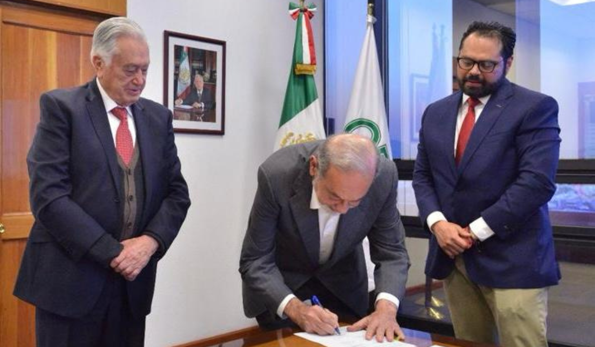 Carlos Slim firma convenio con la Comisión Federal de Electricidad (CFE).