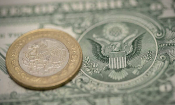 Peso mexicano acumula tres jornadas por debajo de las 17 unidades por dólar de cara al cierre de año