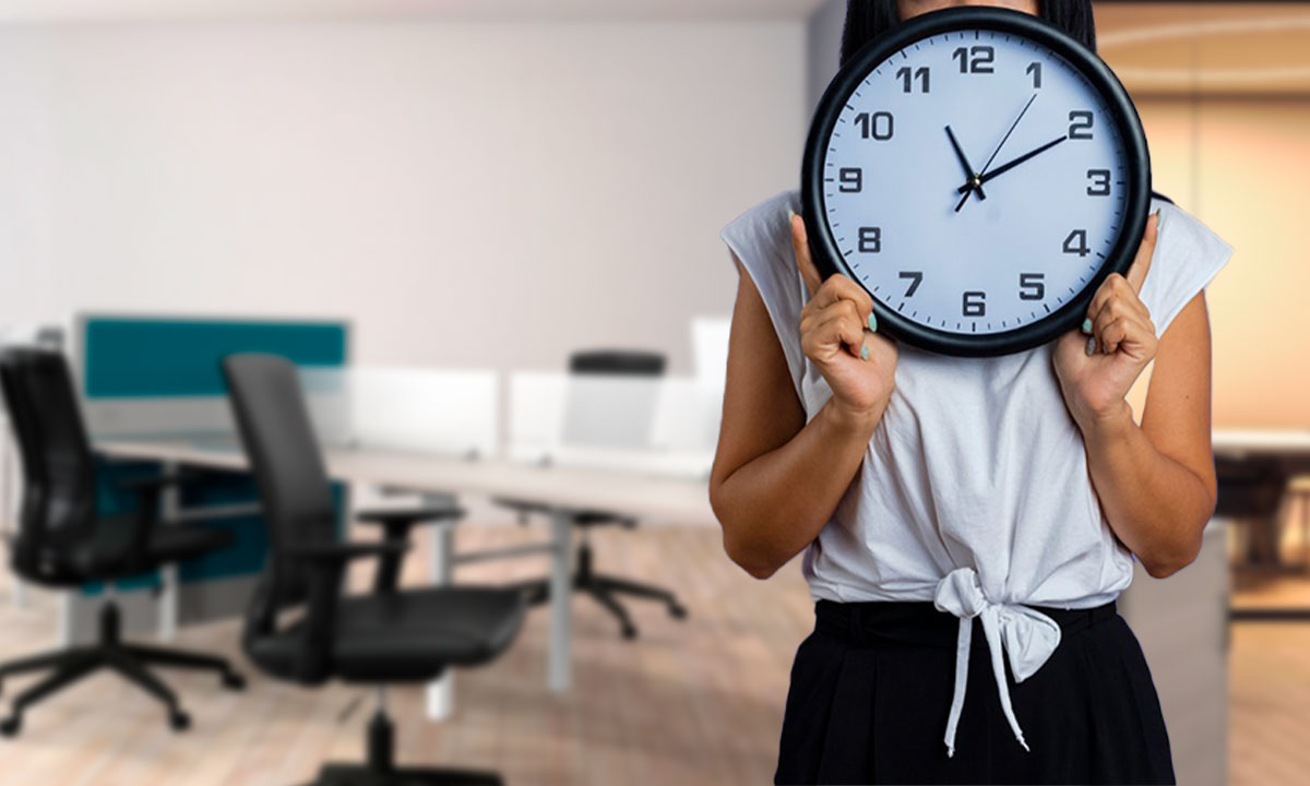 Reducción de la jornada laboral podría mejorar la productividad, afirman especialistas