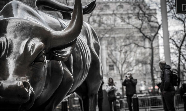 Wall Street cierra en verde en una sesión marcada por el bajo volumen de operaciones