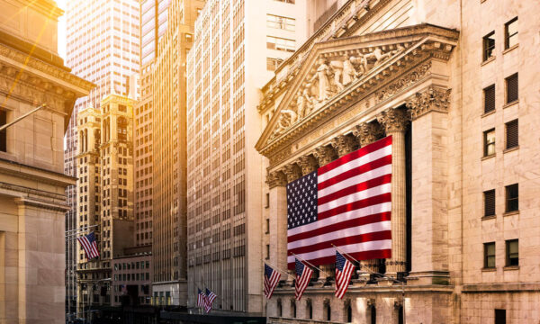 Wall Street cierra mixto, pero sus principales índices alcanzan su octava semana ganadora