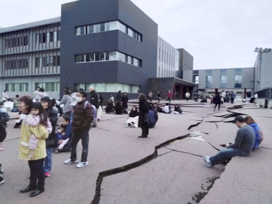 Grieta generada tras el terremoto en Japón. Vía Reuters.