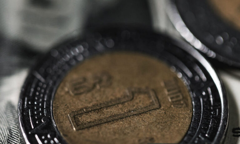 Peso mexicano se despide de su buena racha frente al dólar: se deprecia 0.87%