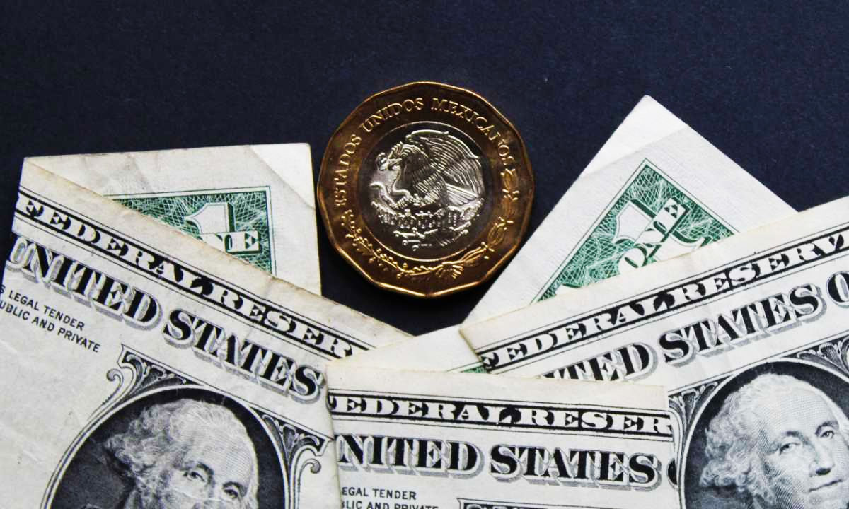 Peso rompe racha negativa ante el dólar tras publicación de las minutas de la Fed