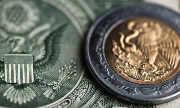 Peso mexicano suma dos días con pérdidas, pero se mantiene por debajo de las 17 unidades por dólar
