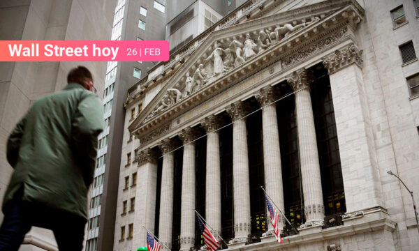 Wall Street se pinta de rojo, a la espera de nuevas cifras económicas en EU