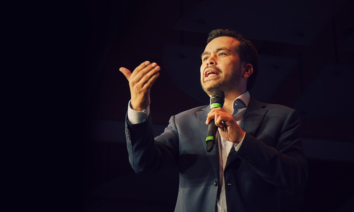 Jorge Álvarez Máynez cierra campaña con breve discurso en concierto para jóvenes